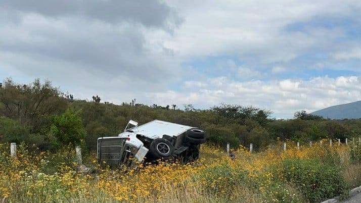 Vuelca un camión en la autopista Oaxaca – Cuacnopalan a la altura de Huitzo