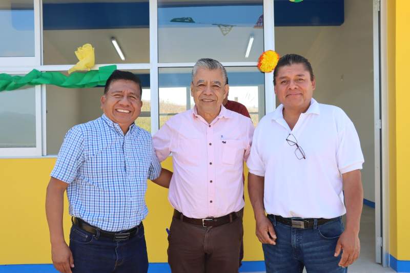 Entrega edil de Zaachila, Rigoberto Chacón Pérez, aulas didácticas en la colonia Lomas de la Cuesta