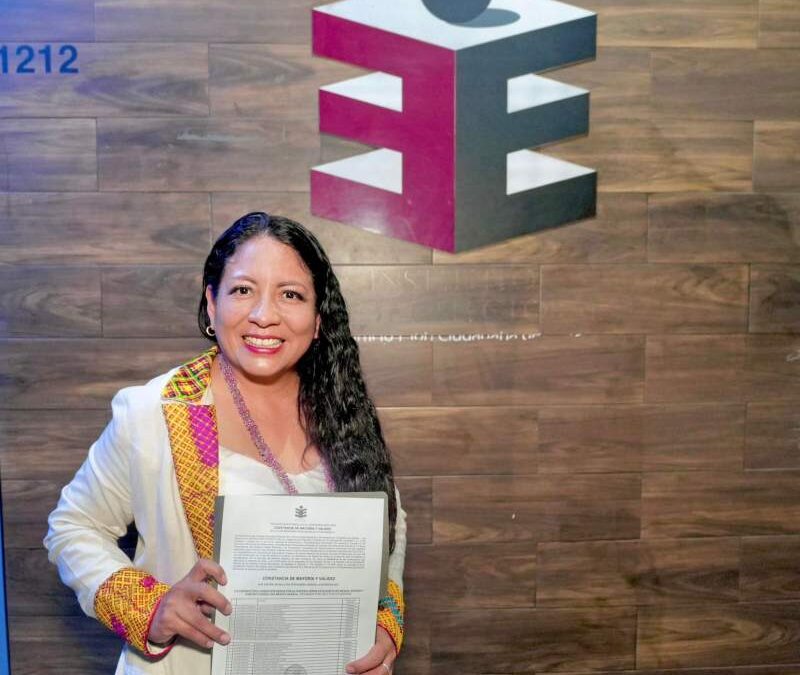 Entrega IEEPCO a Presidenta Electa de Xoxocotlán Nancy Benítez, constancia de mayoría certificada