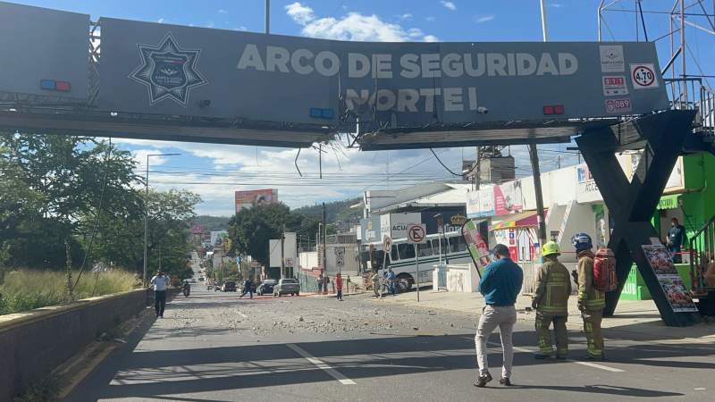 Grúa provoca daños estructurales en un puente peatonal en Santa Lucía; cierran paso