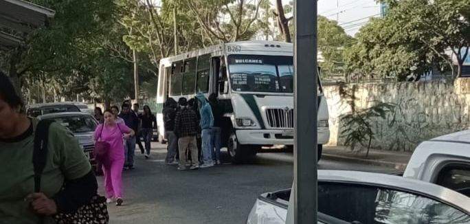 Retienen normalistas camiones en la capital