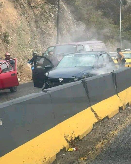 Automóvil se impacta con el muro de contención en el Cerro del Fortín