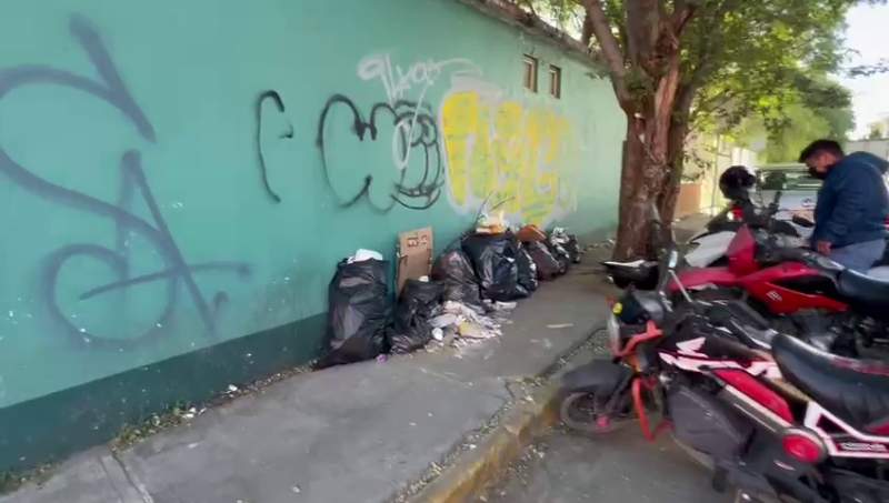 Burócratas dejan bolsas de basura a las afueras del CCCO