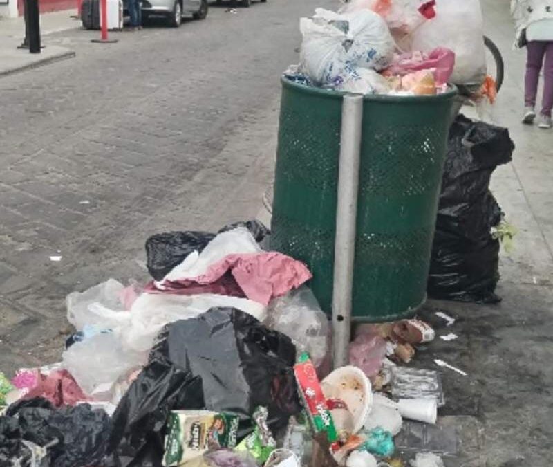 Llenas de basura amanecen algunas calles de la capital