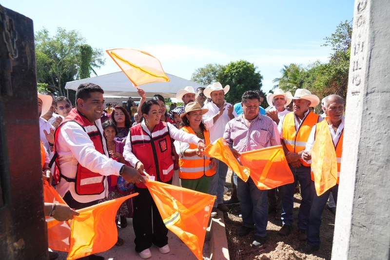 Saymi Pineda da banderazo de arranque a obras de electrificación de Lagunas de Chacahua