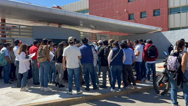 Se irán ante las instancias legales, trabajadores despedidos del gobierno