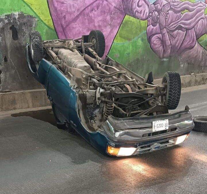 Vuelca vehículo particular en túnel de Cinco Señores