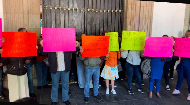 Gobierno buscaría indemnizar a trabajadores despedidos; burócratas se resisten y marchan