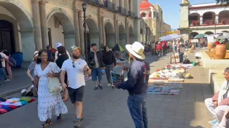 Comerciantes ambulantes aprovechan presencia del magisterio para vender en el zócalo