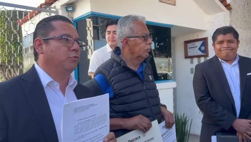 Ex burócratas presentan queja ante la DDHPO; buscan mesa con el gobernador