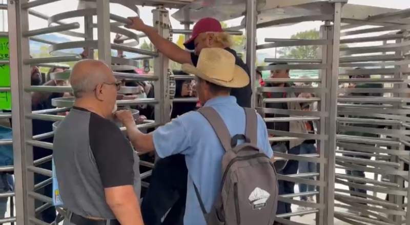 Ex burócratas se manifiestan en Ciudad Administrativa