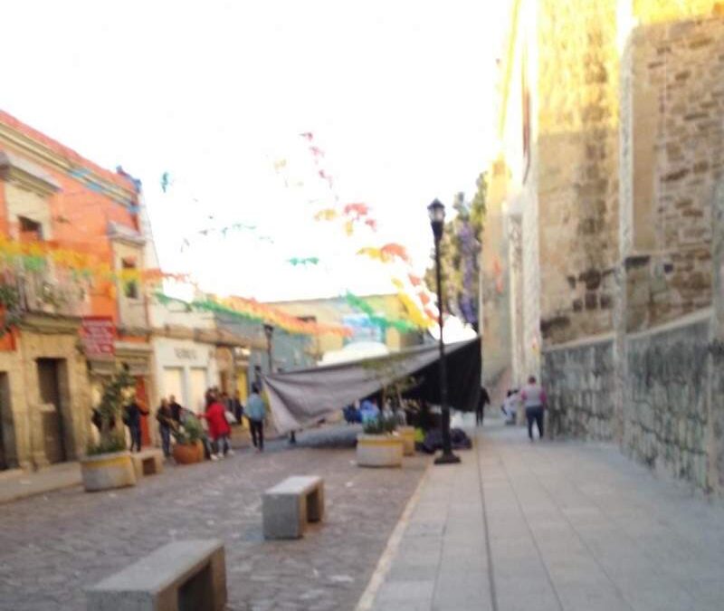 Inician maestros del nivel primaria a instalarse en plantón en el zócalo