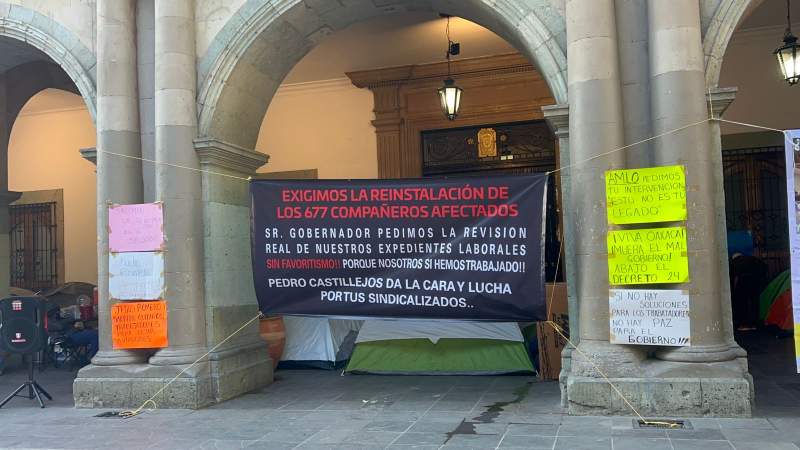 Se mantienen trabajadores despedidos del gobierno en plantón en Palacio de Gobierno