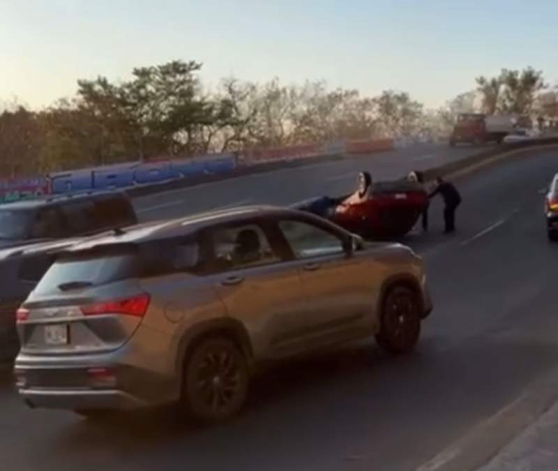 Se registra volcadura de una camioneta en el Cerro del Fortín