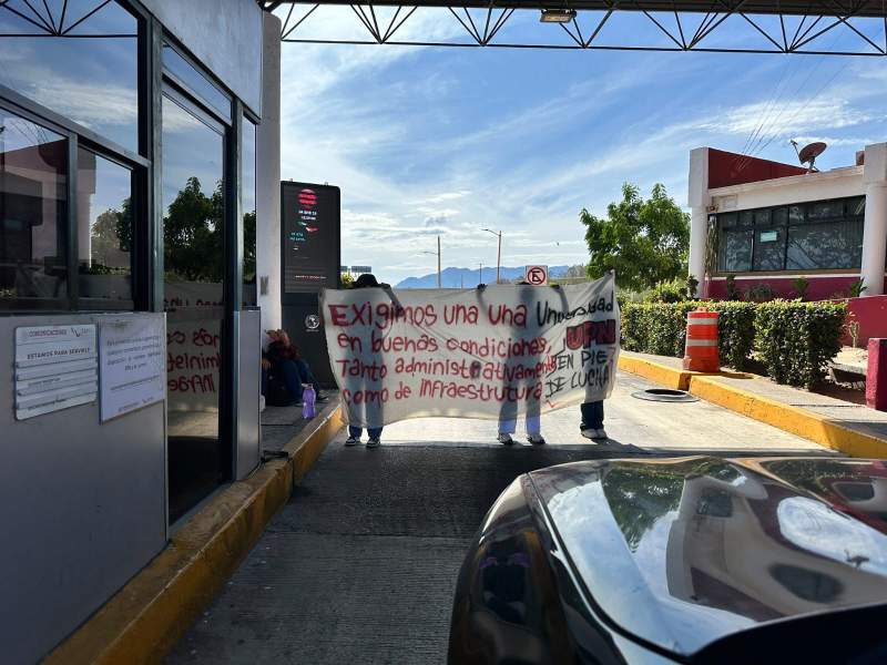 Toman estudiantes de la UPN la caseta de peaje de Ciudad Ixtepec