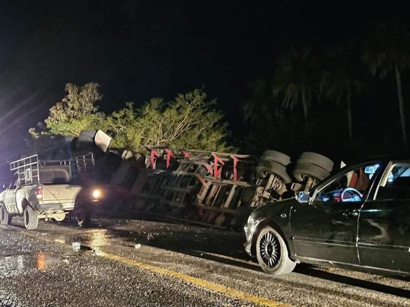 Durante la noche, se registra volcadura de tráiler en tramo Huatulco – Salina Cruz