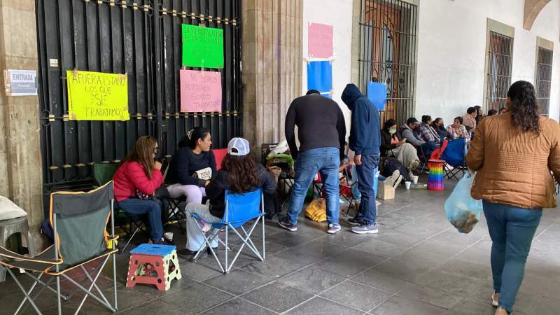 Ex trabajadores despedidos se mantienen en plantón en Palacio de Gobierno