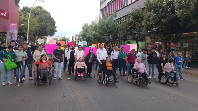 Burócratas del gobierno del estado marchan en la capital oaxaqueña