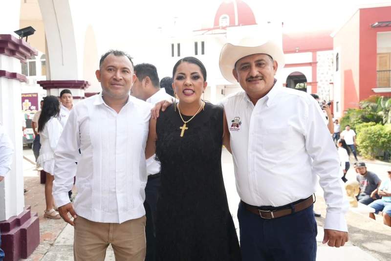 Saymi Pineda acude a la toma de protesta de Amado Rodríguez Jijón como presidente municipal de San Pedro Pochutla