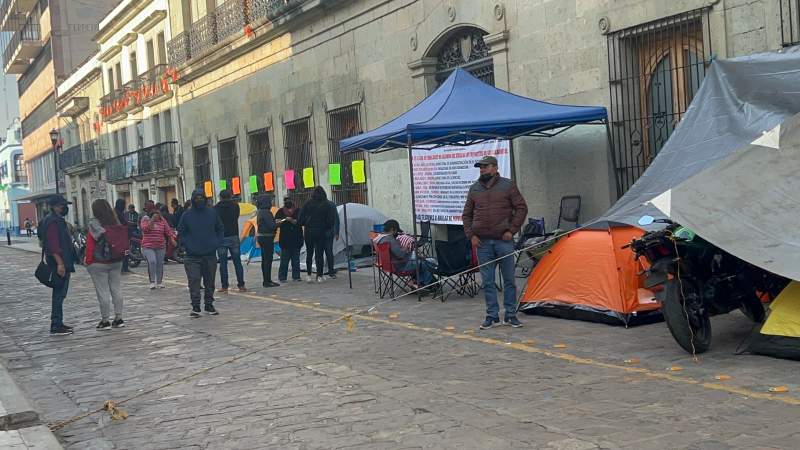 Burócratas se mantienen tomando las sedes del Palacio de Gobierno