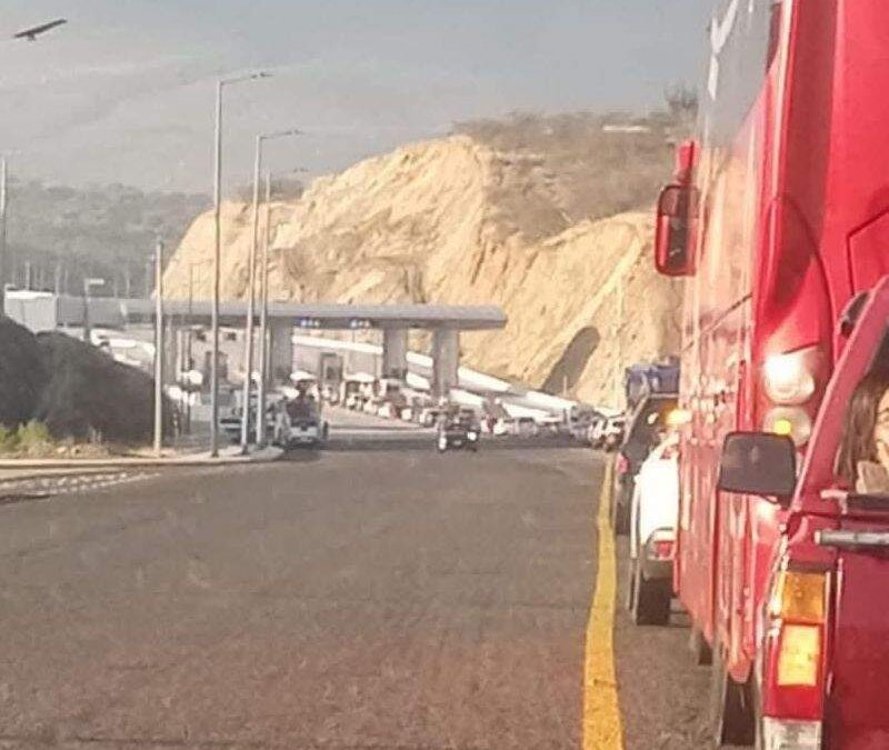 Cobros en la autopista Oaxaca – Costa está generando fila de automóviles