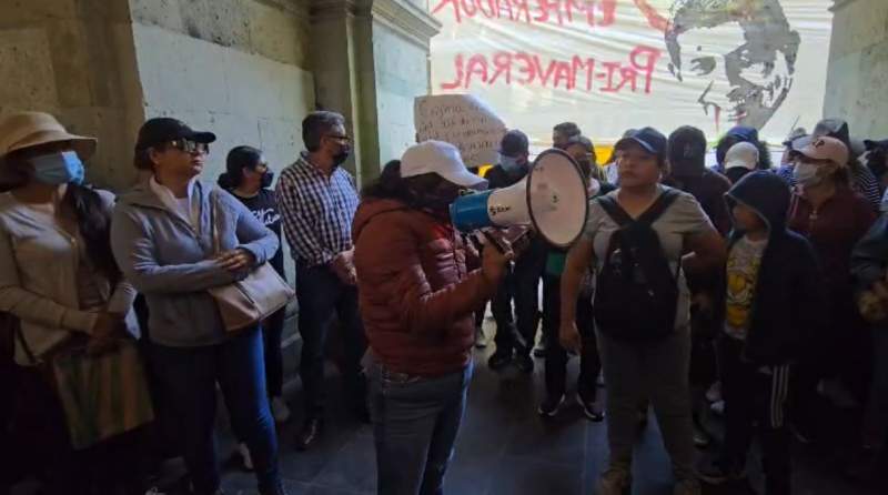 Ex burócratas se manifiestan en Palacio de Gobierno
