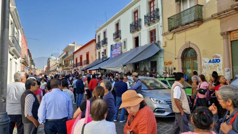 Jubilados cierran a la altura de la Sección 22