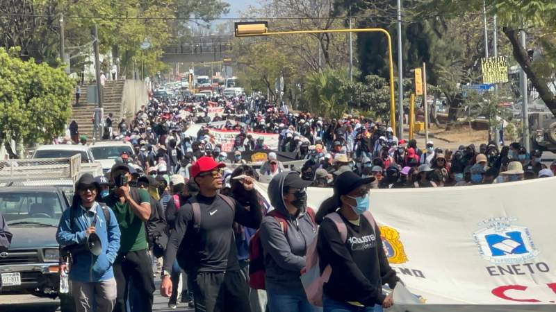 Marchan normalistas en la capital para entregar su pliego de demandas