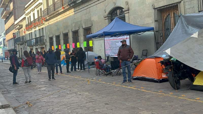 Se retiran ex burócratas del Palacio de Gobierno