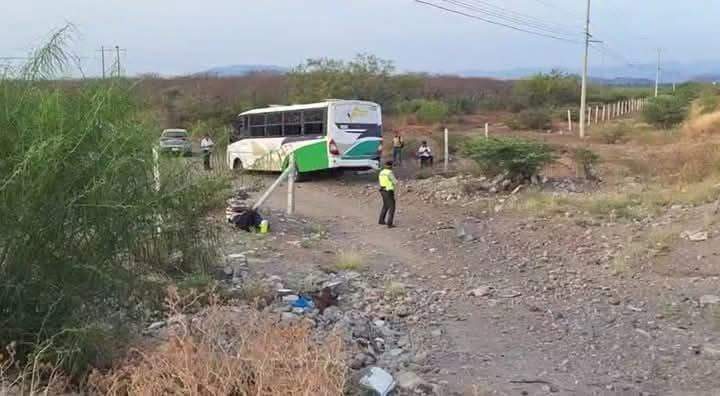 Se sale autobús istmeño de la carretera en tramo Juchitán – Tehuantepec