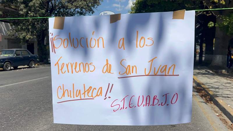 Sindicalizados del STEUABJO bloquean en Av. Universidad