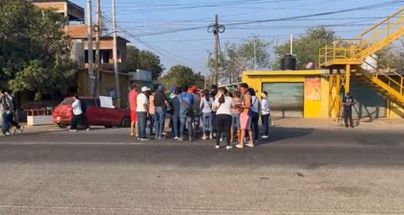 También en Tehuantepec se reporta un bloqueo carretero