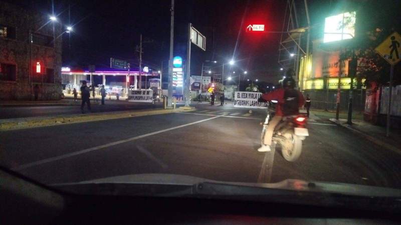 Trabajadores del IEEA cerraron por algunos minutos el crucero del Estadio de Béisbol