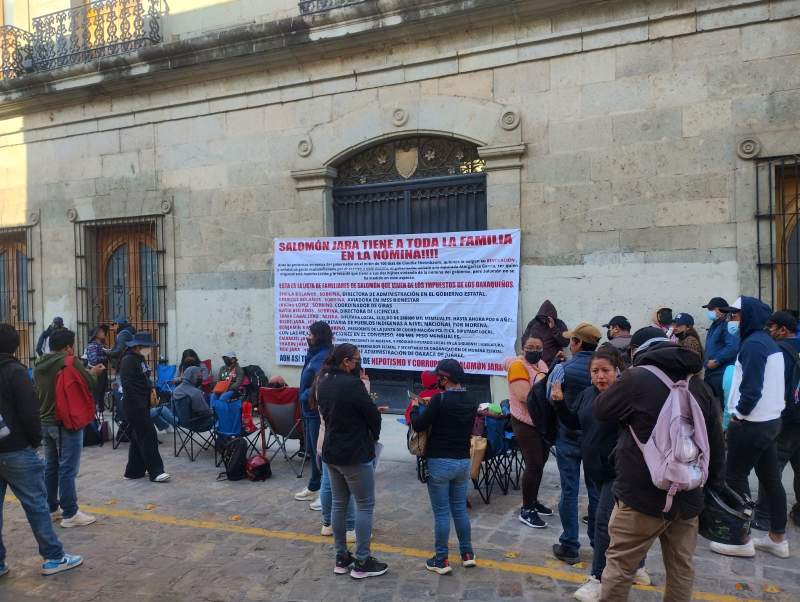 Se mantendrán ex burócratas tomando el Palacio de Gobierno