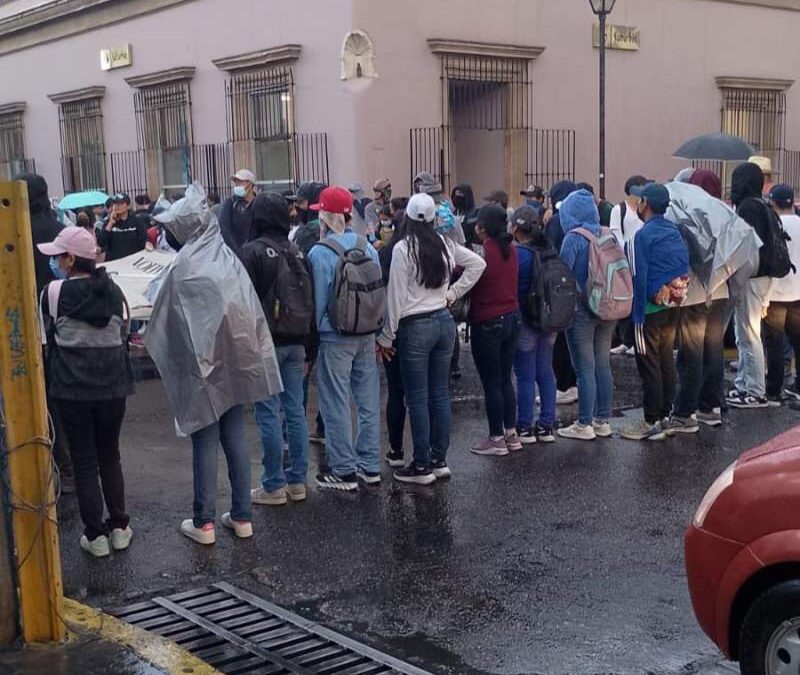Bloquean normalistas calles en el centro de la Ciudad