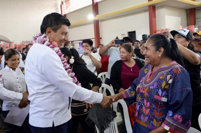 Cumple Salomón Jara con estudiantes de la Sierra Sur