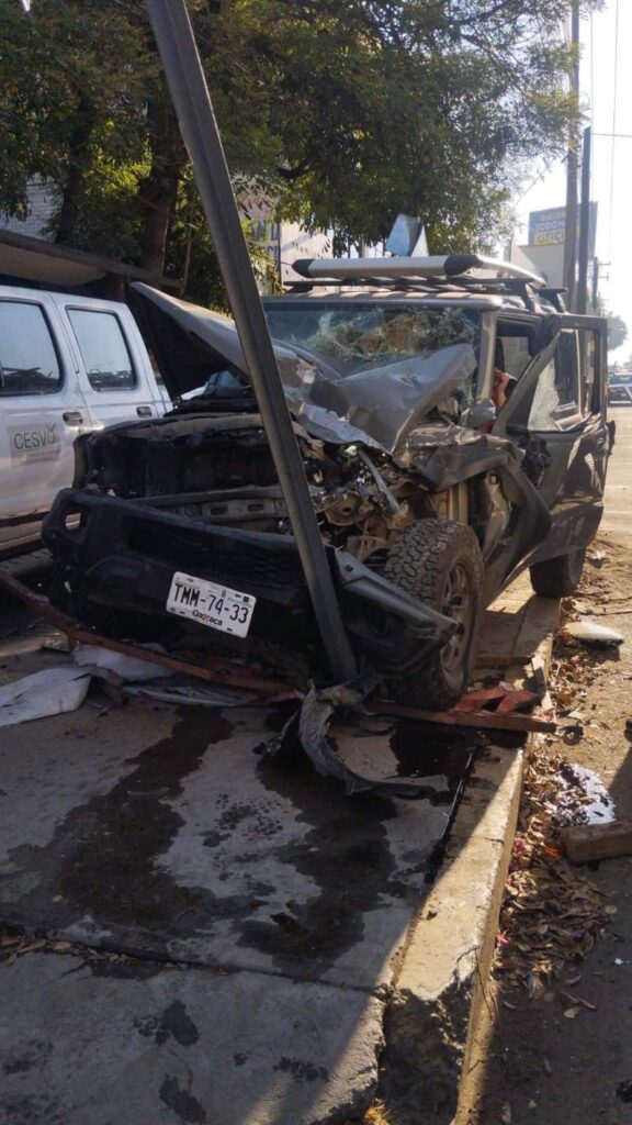 Conductor choca con un poste y se queda prensado; ocurrió en Santa ...