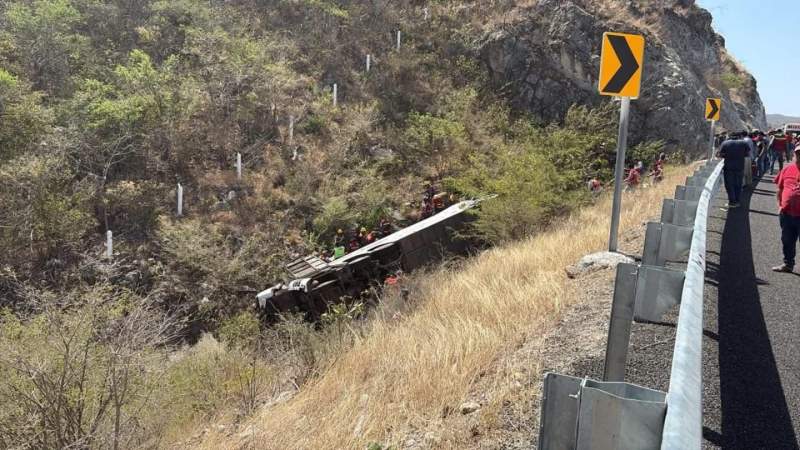 Confirma el gobierno del estado 11 personas fallecidas tras volcadura de autobús sobre la Mitla – Tehuantepec