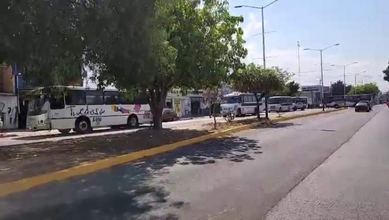 Normalistas toman autobuses en Cinco Señores