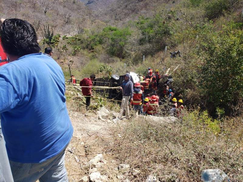 Se registra volcadura de un autobús en la Mitla – Tehuantepec; se reportan más de 40 heridos