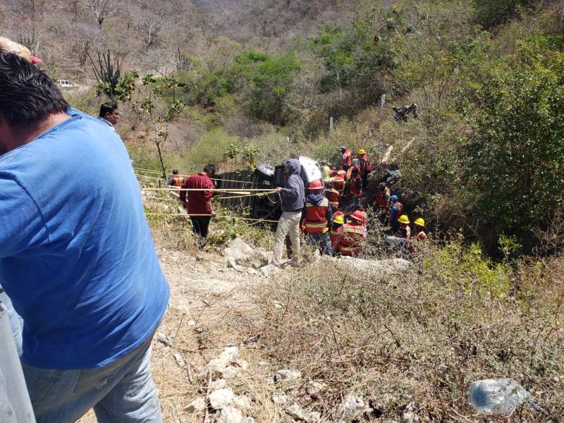 Sube a 18 los fallecidos en accidente ocurrido en la Mitla – Tehuantepec