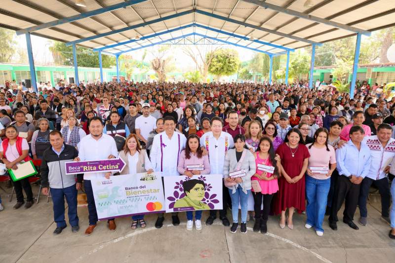 Nancy Benítez Zárate celebra la entrega de becas Rita Cetina en Santa Cruz Xoxocotlán