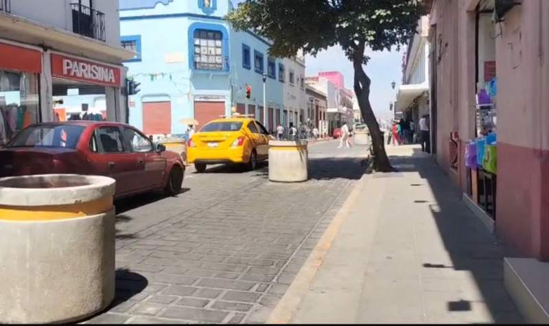 Amanece con maseteros la calle de Colón y las Casas en el centro