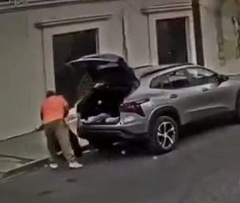 Detectan a un hombre tirando basura en la Colonia Reforma