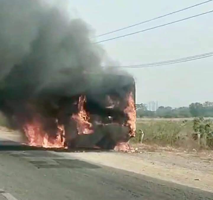 Se incendia autobús Istmeño en carretera del Istmo