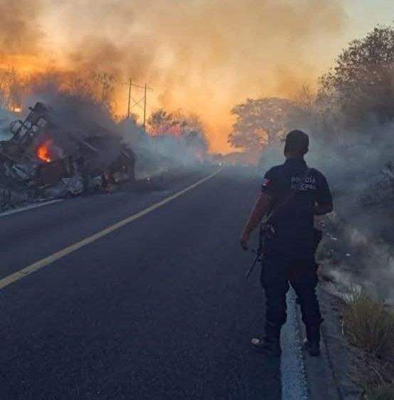 Se incendia vehículo a la altura de la Villa de Tututepec