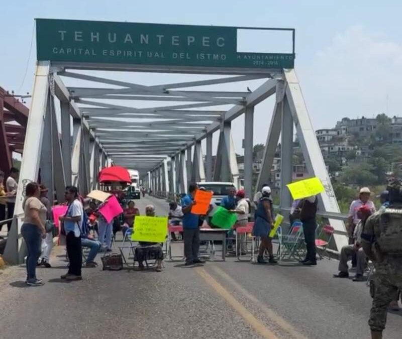 Se mantiene bloqueo a la altura del Puente de Fierro en Tehuantepec
