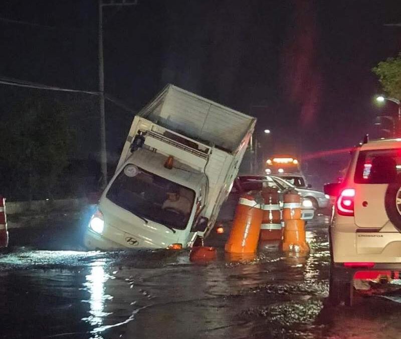 Vehículo de carga cae en socavón formado sobre Riberas del Río Atoyac