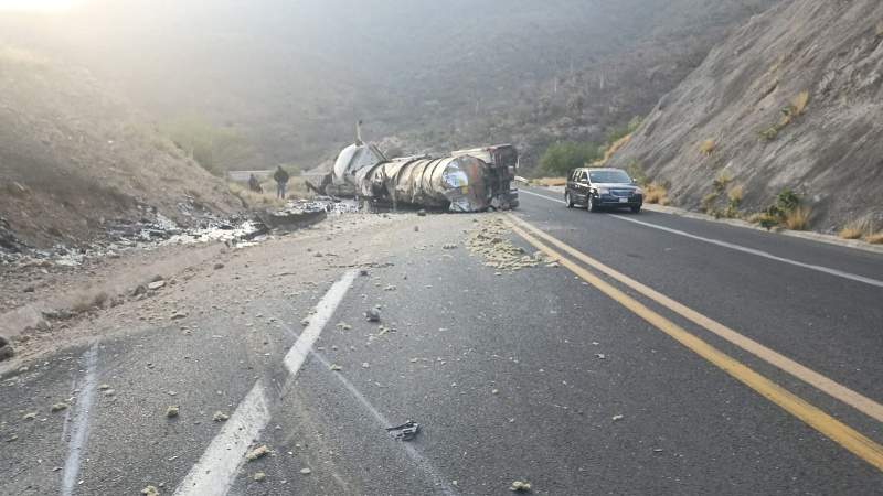 Vuelca pipa sobre la carretera Oaxaca – Cuacnopala