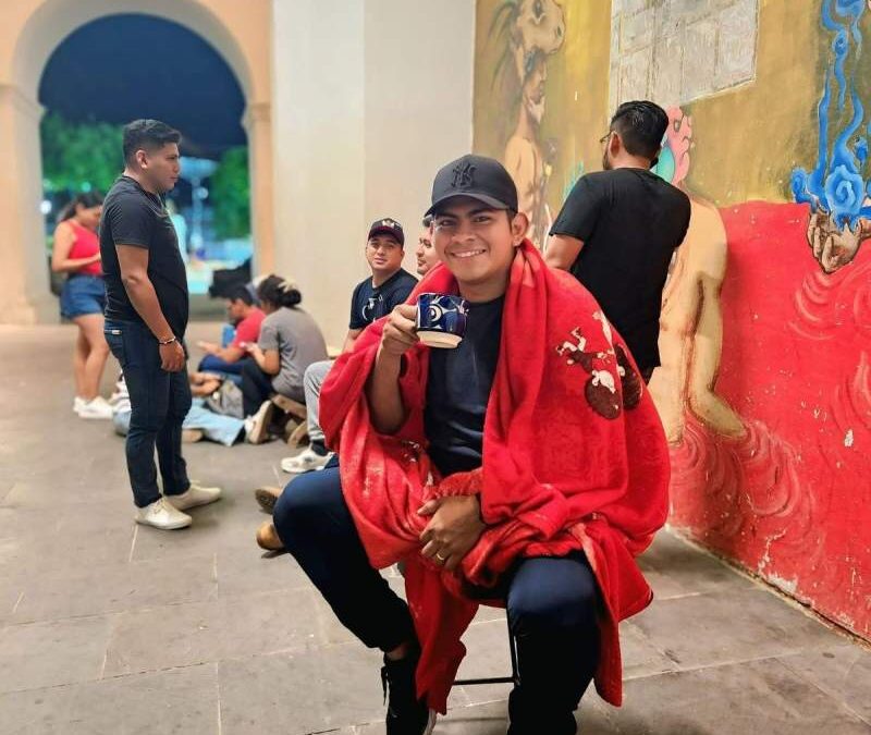 Hacen fila para obtener un boleto de la Vela Sandunga en Tehuantepec; cuesta 3 mil pesos